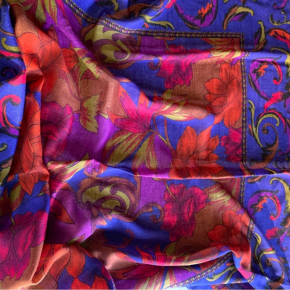 This is a beautiful, elegant , French design, made in Italy, shawl. - Picture 5 of 5